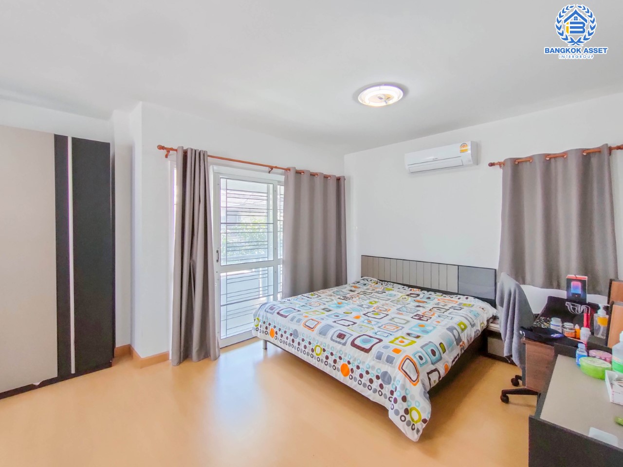 บ้านมือสองนนทบุรี ม.กาญจนาลักษณ์ เทพศิรินทร์ เนื้อที่ 41.7 ตร.ว. ฟังก์ชัน 3 ห้องนอน 2 ห้องน้ำ จอดรถได้ 1 คัน บนทำเลเชื่อมต่อถนนกาญจนาภิเษก ใกล้เซ็นทรัลเวสต์เกต ทางด่วน "ศรีรัช" และรถไฟฟ้าสายสีม่วง "สถานีตลาดบางใหญ่"